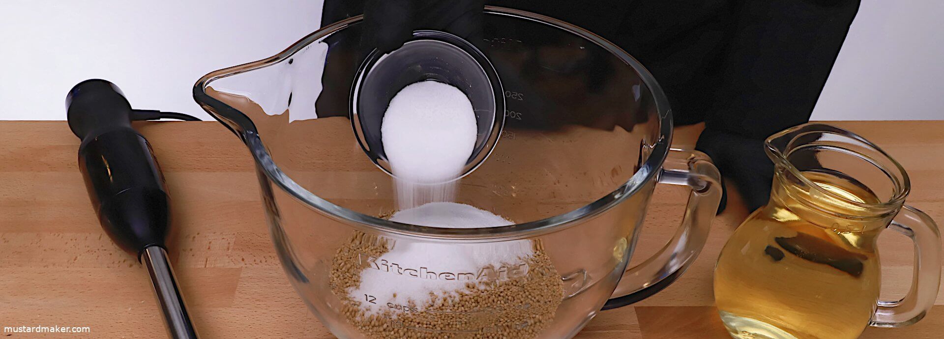 Schritt 2: Geben Sie Salz und nach Wunsch auch Zucker zu den Senfsamen.